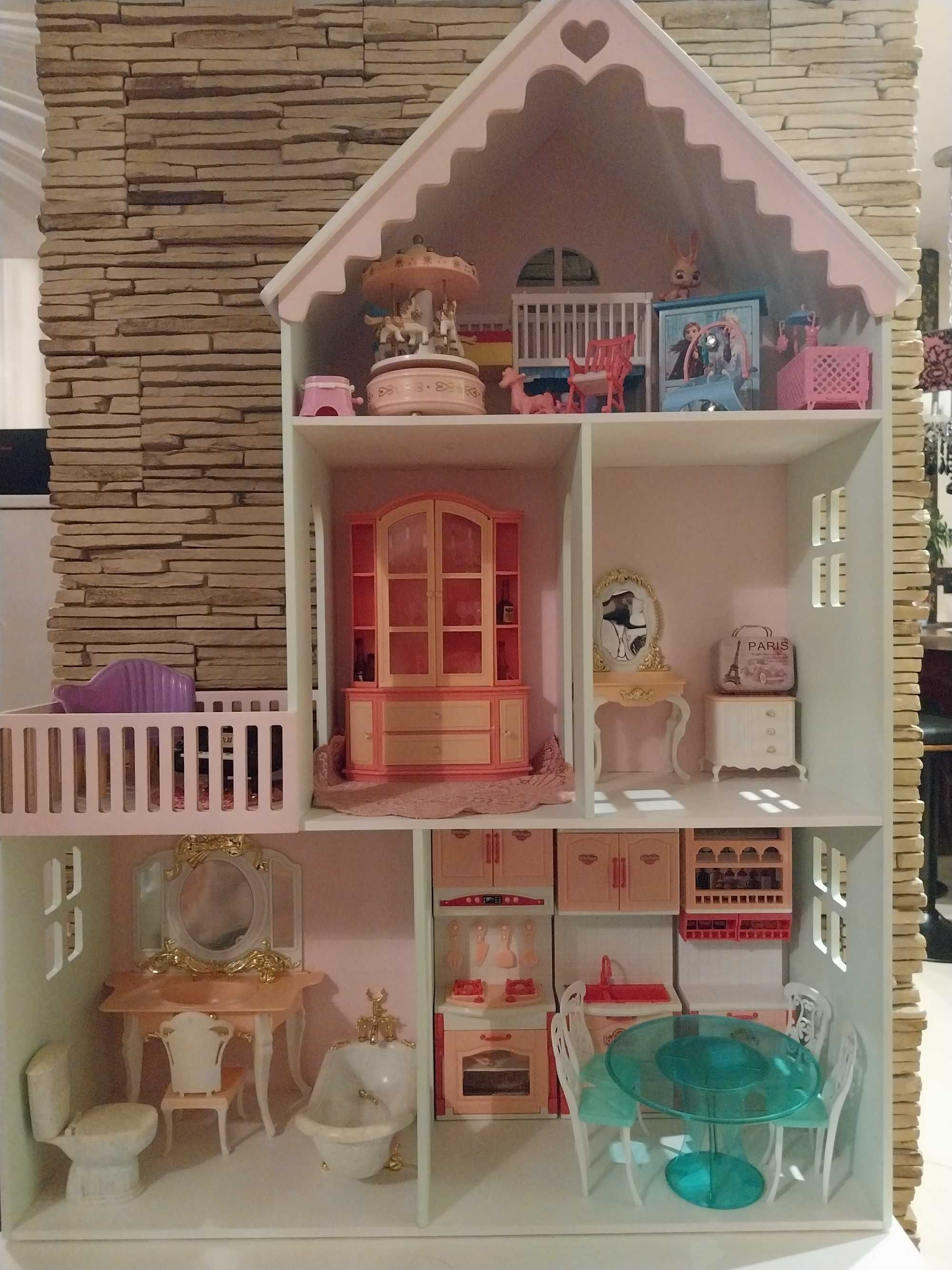 Drewniany domek dla lalek Barbie z wyposażeniem