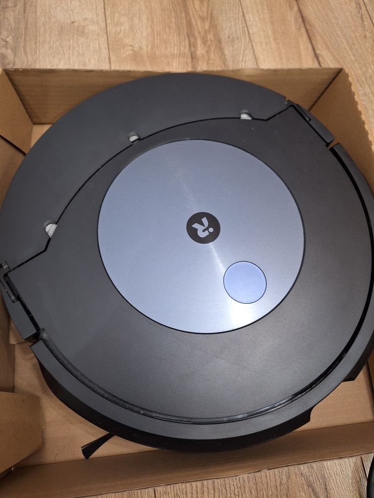 Robot sprzedający Roomba Combo J7+ / + stacja