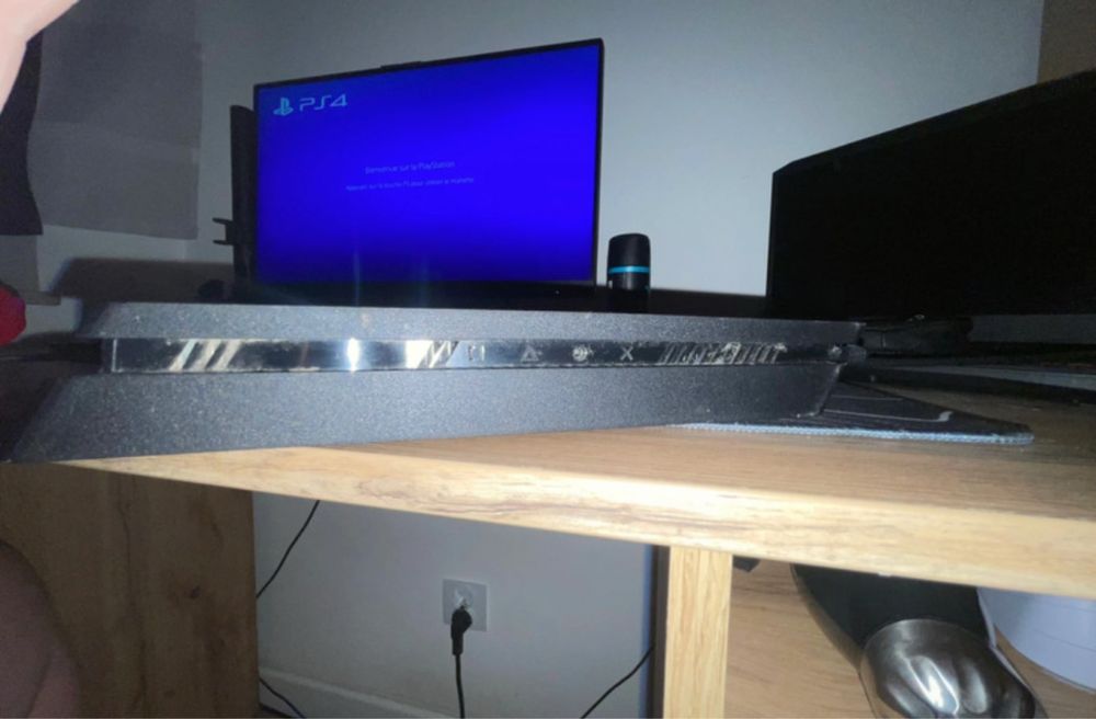 Konsola ps4.
