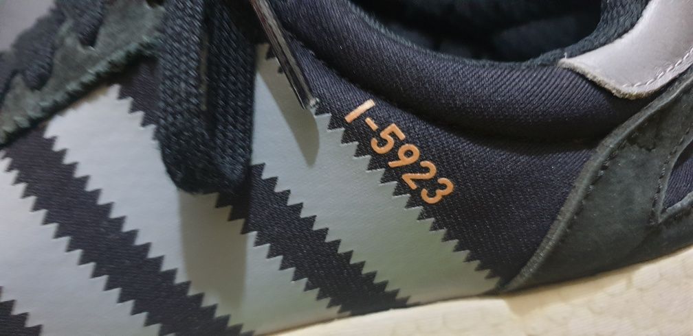 Ténis usados em ótimo estado Adidas Original I-5923 tamanho 43 1/3.
