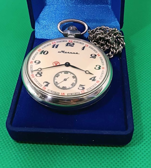 Часы  карманные Молния " Волки " с родной цепочкой в футляре