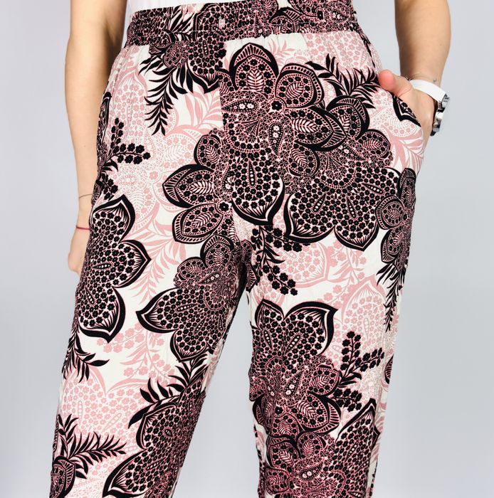 Różowe spodnie z czarnym wzorem kwiatowym S 36 F&F