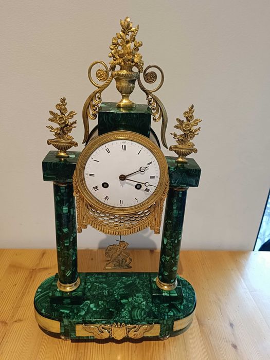 Zegar kominkowy. Empire. Malachit oraz brąz złocony.  XIX wiek.