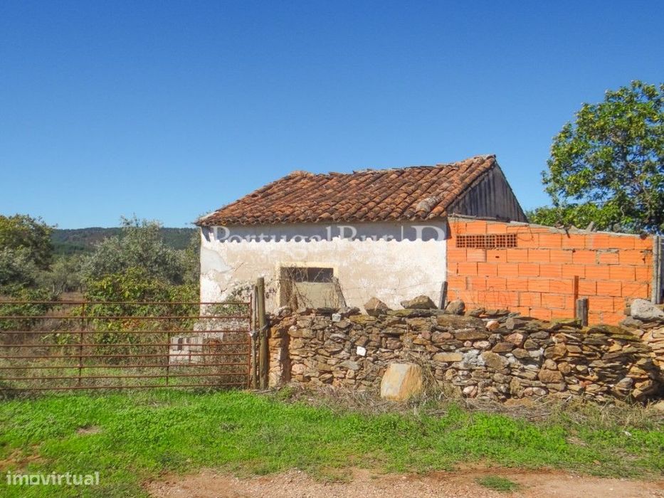 Quintinha com 2ha com casa para recuperar em Portalegre