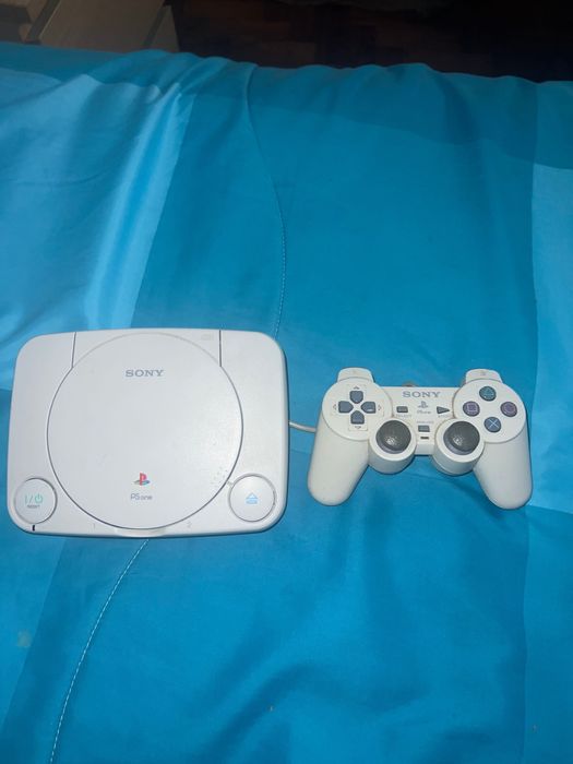 PlayStation 1 branca + Comando Branco