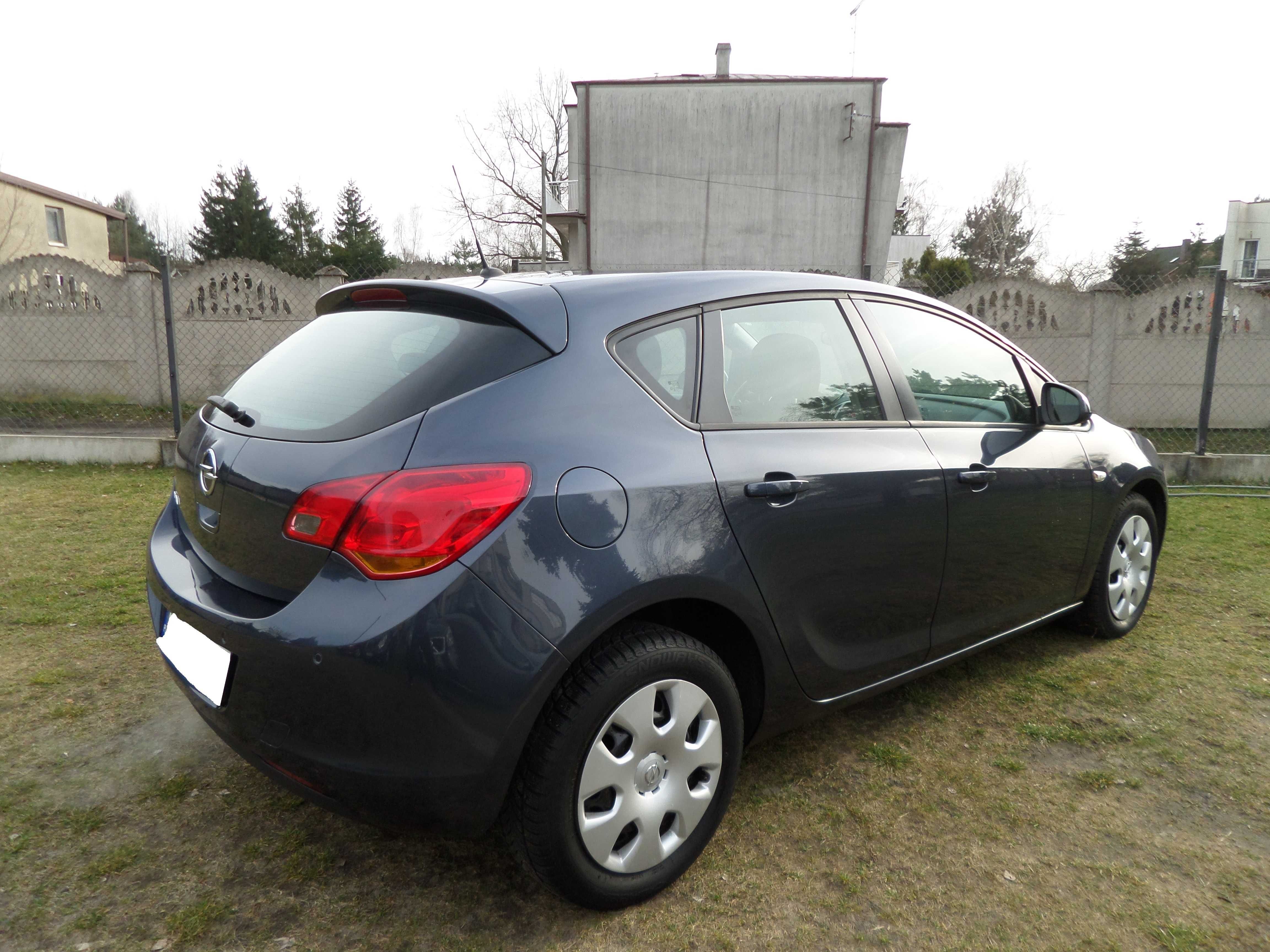 Opel Astra -- 1.6 benzyna --2010 rok --