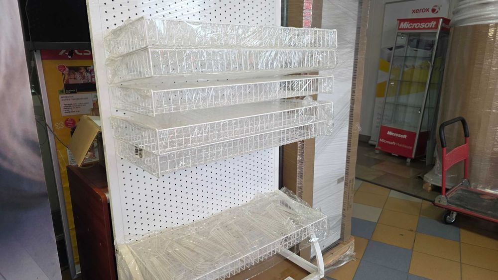 Stojak sklepowy z półkami i haczykami