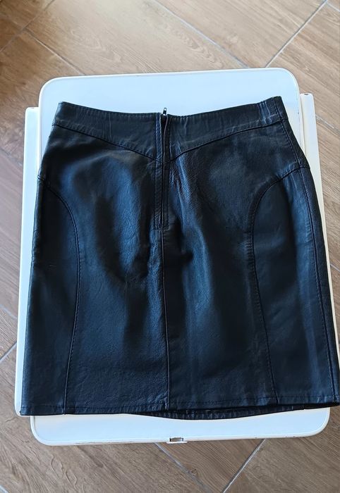 Mini saia preta de pele genuína.