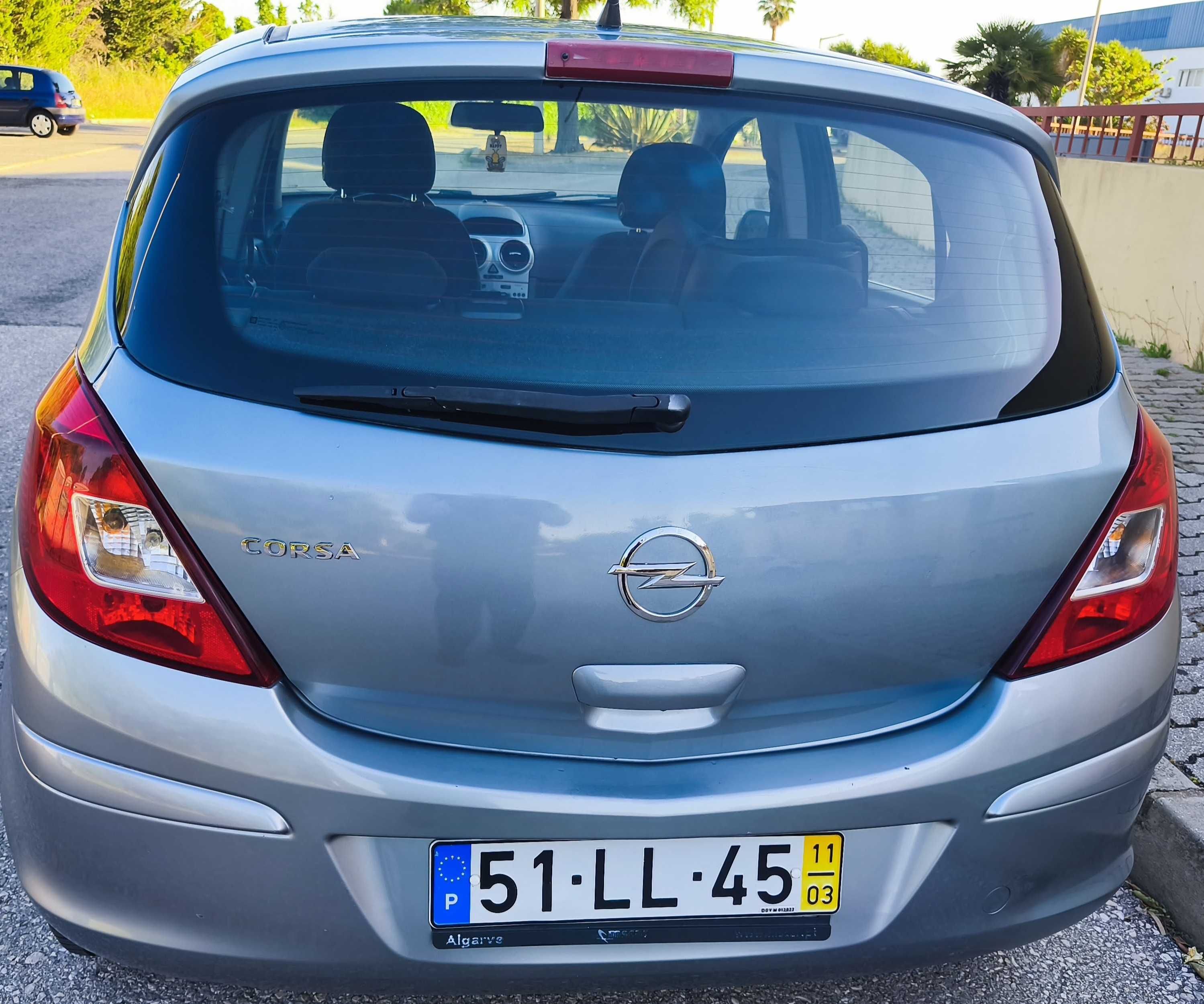 Opel Corsa Enjoy 1.2, com 85 cv, com pouco Kms efetuados.