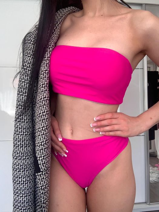 Różowy kostium kąpielowy