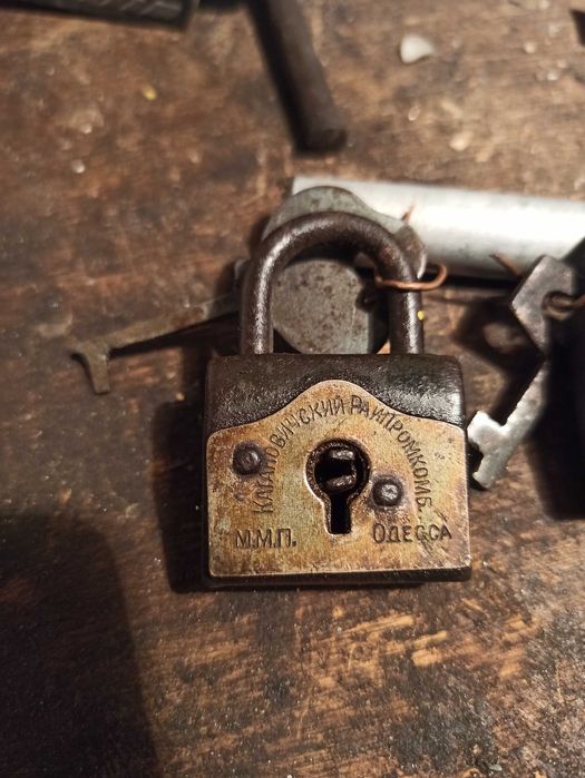 Навесной замок старый