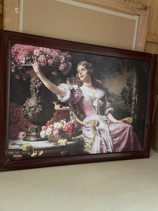 Reprodukcja obraz Dama w liliowej sukni z kwiatami w brązowej ramie