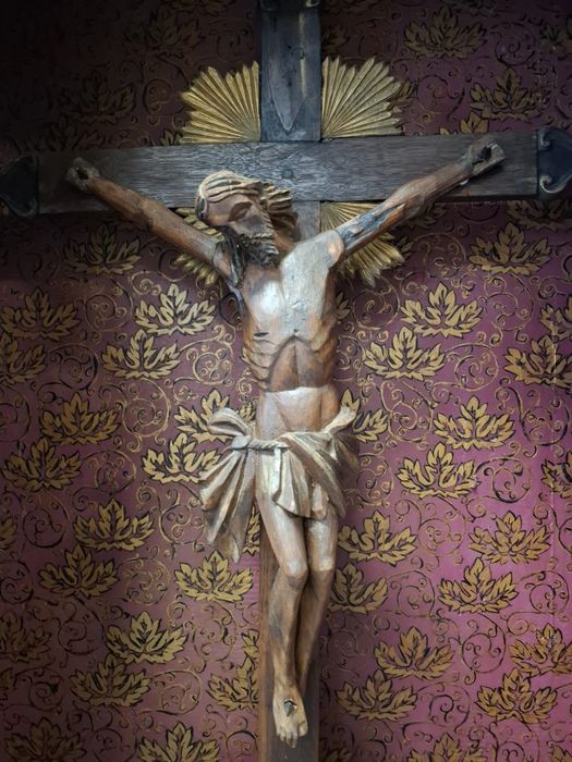 Crucifixo Antigo em Madeira Entalhada com Oratório pintado.
