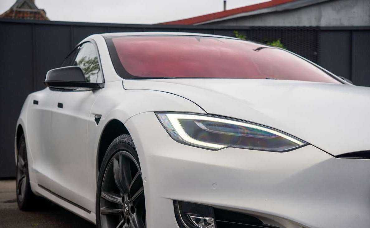 Tesla model s 2018 року