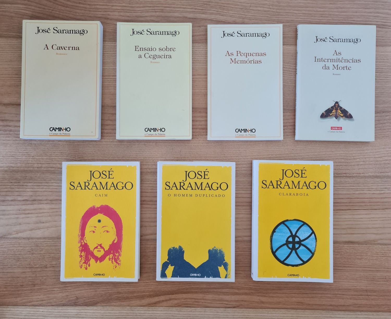 Livros de José Saramago e de Eça de Queirós