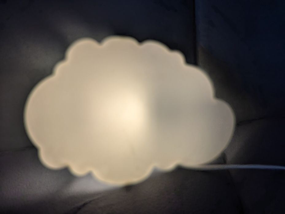 Lampka Ikea chmurką z żarówką można zawiesić
