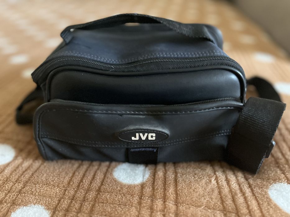 Продам видеокамеру кассетную JVC