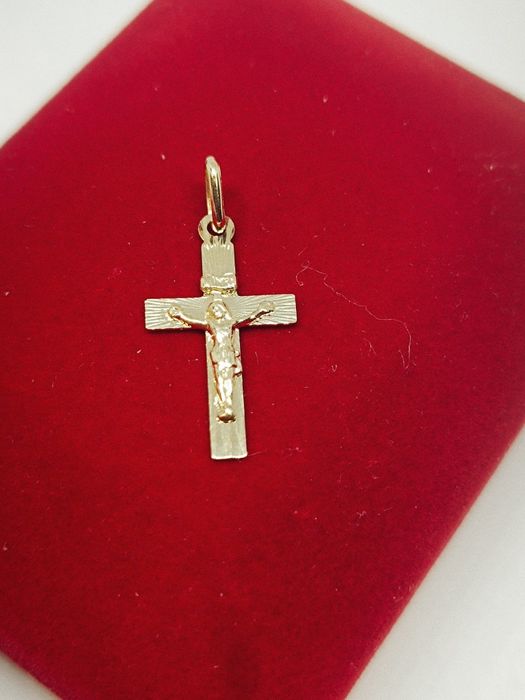 Złoty wisiorek krzyżyk z Panem Jezusem, złoto próby 585