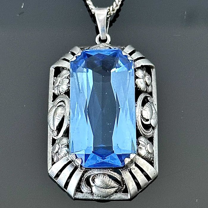 Srebrna przywieszka z Akwamarynem z około 1900r. srebro próby 835