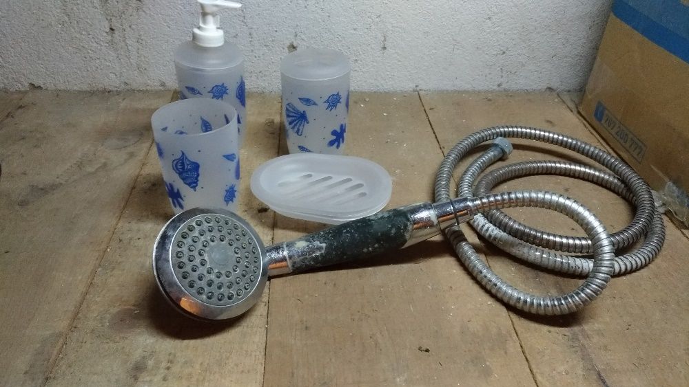 Chuveiro a funcionar e conjunto novo para casa de banho Tudo