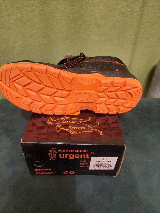 Продам новые рабочии зимнии ботинки на меху 44 размера .