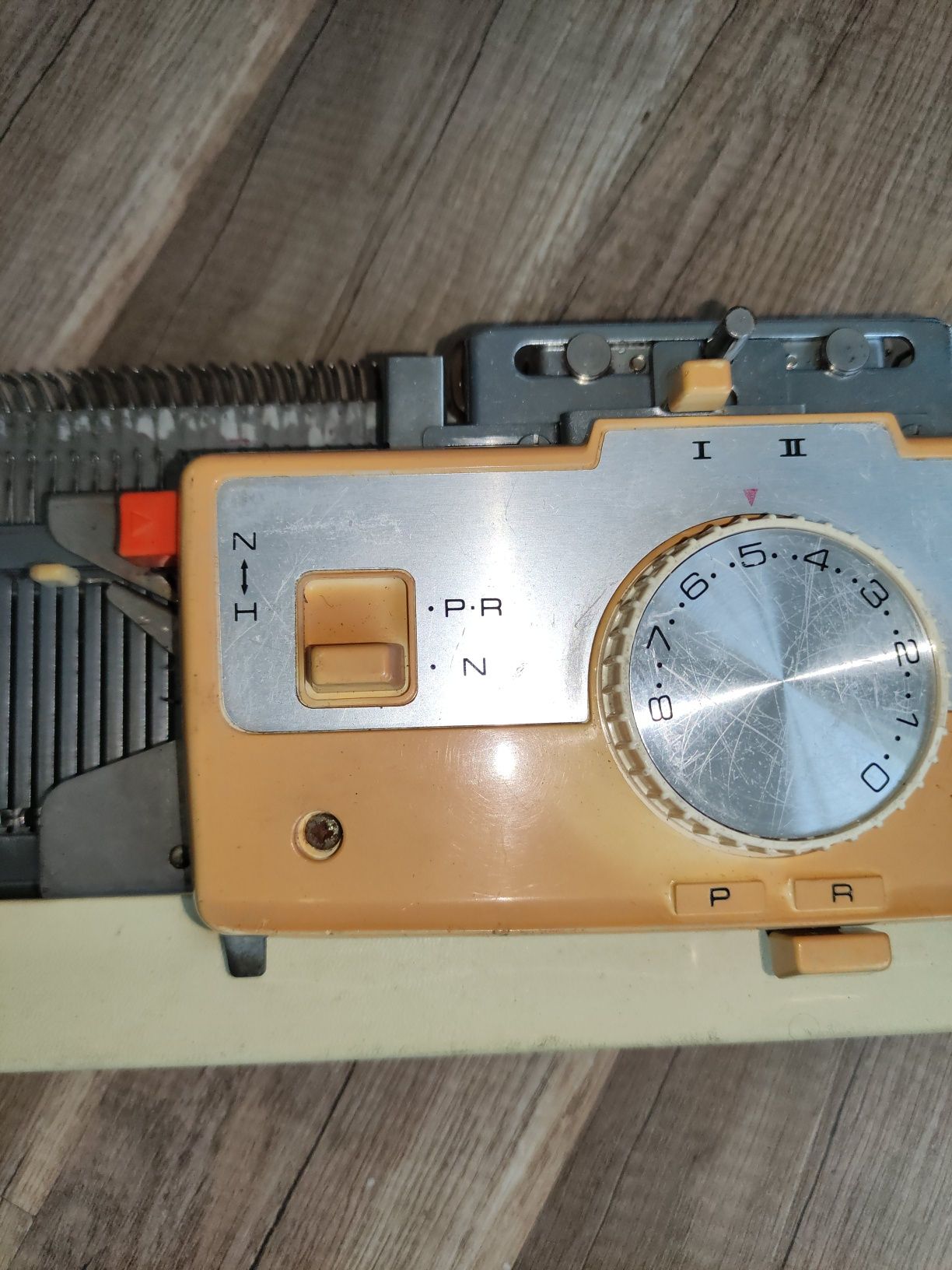 Dziewiarska maszyna typu Brother KR810