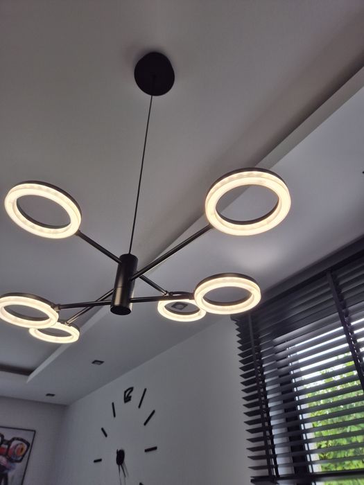 Lampa  ledowa wisząca nad stół w jadalni