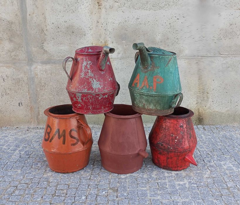 Antigos almudes cântaros em chapa pintados
