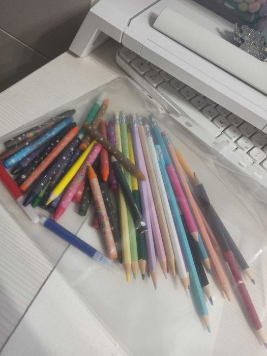 Лот з чотирьох наборів матеріалів для малювання