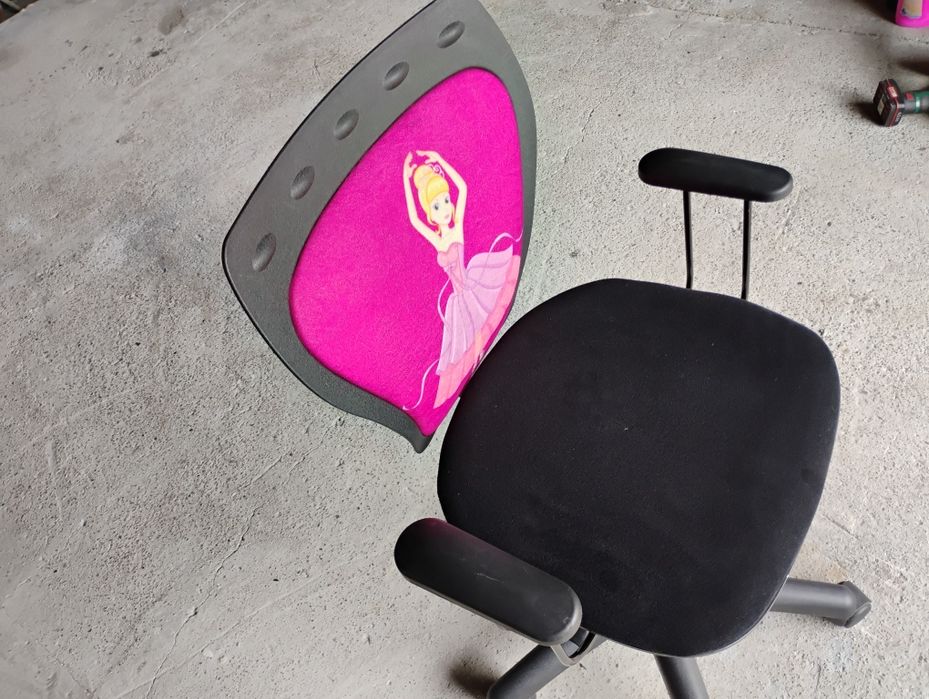 Fotel krzesło do biurka dla dziewczynki.