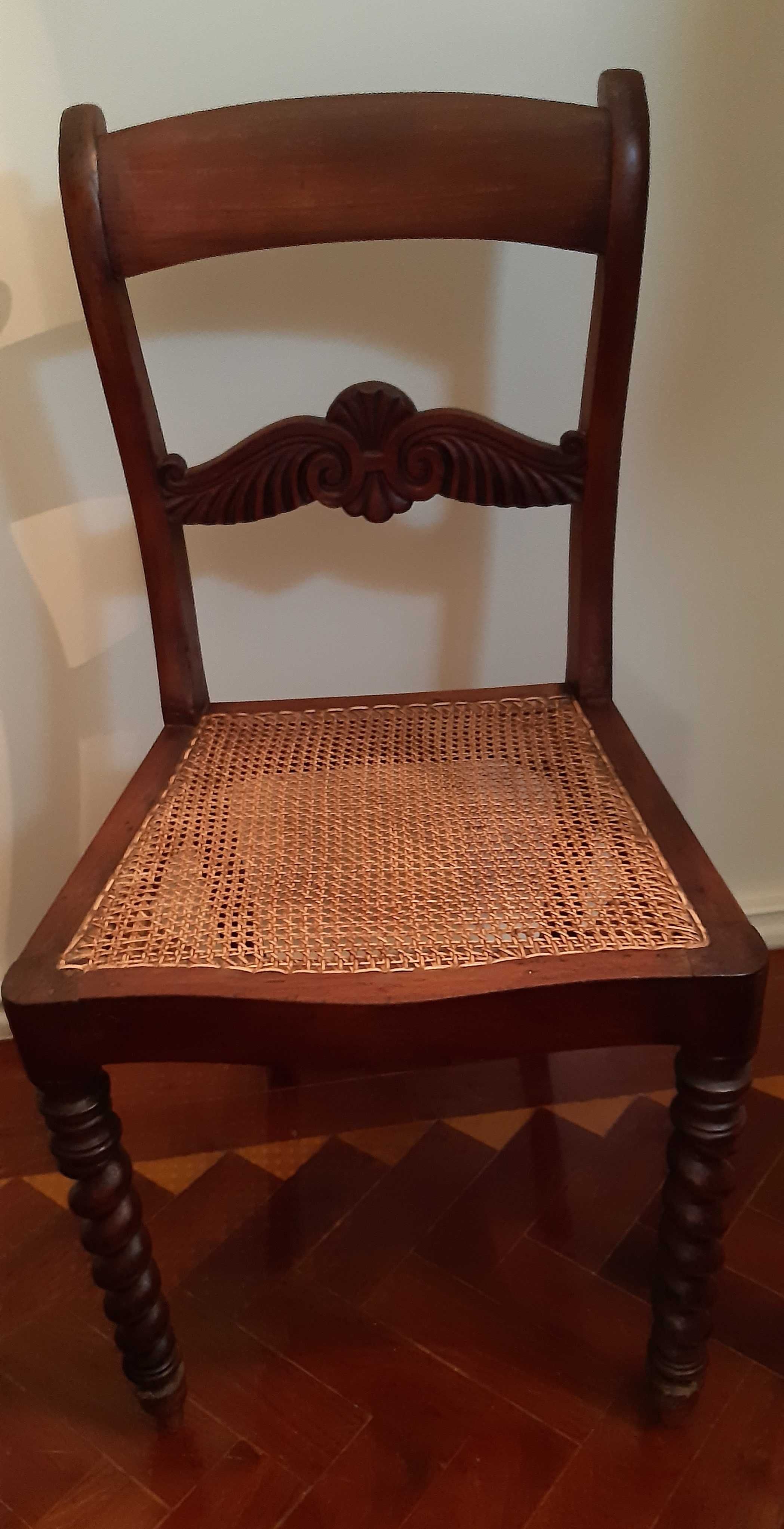 Cadeira antiga restaurada