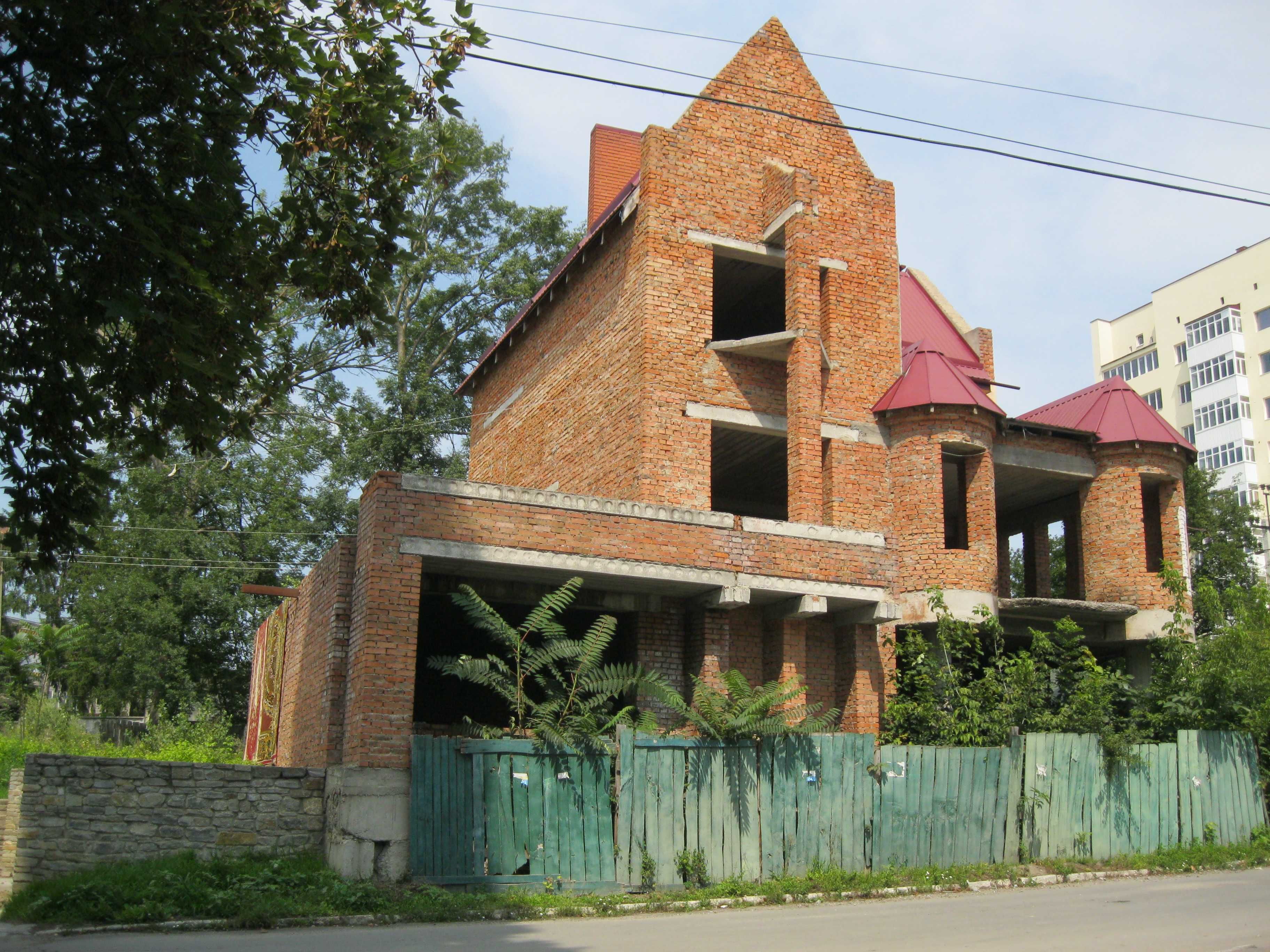 Будівля комерційного признач в м Кам'янець-Подільському біля Вишиванки