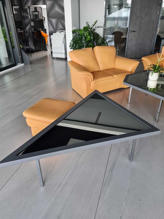 Stolik trójkątny z lustrzanym blatem