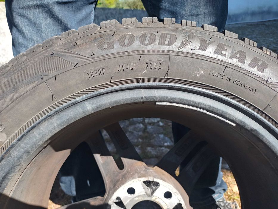 Pneus de muita qualidade vendem-se