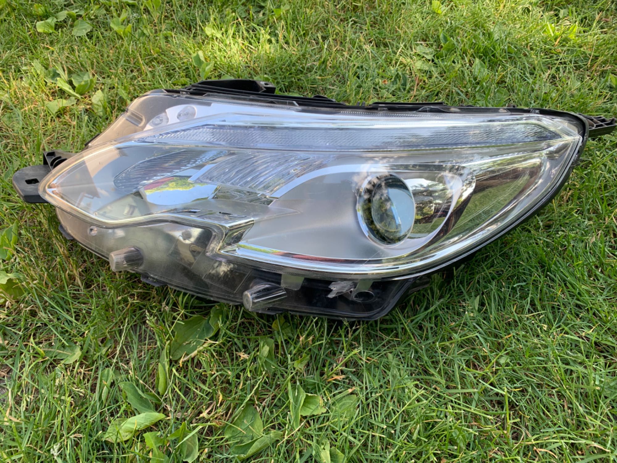 Lampa lewa Peugeot 2008 ruch lewostronny