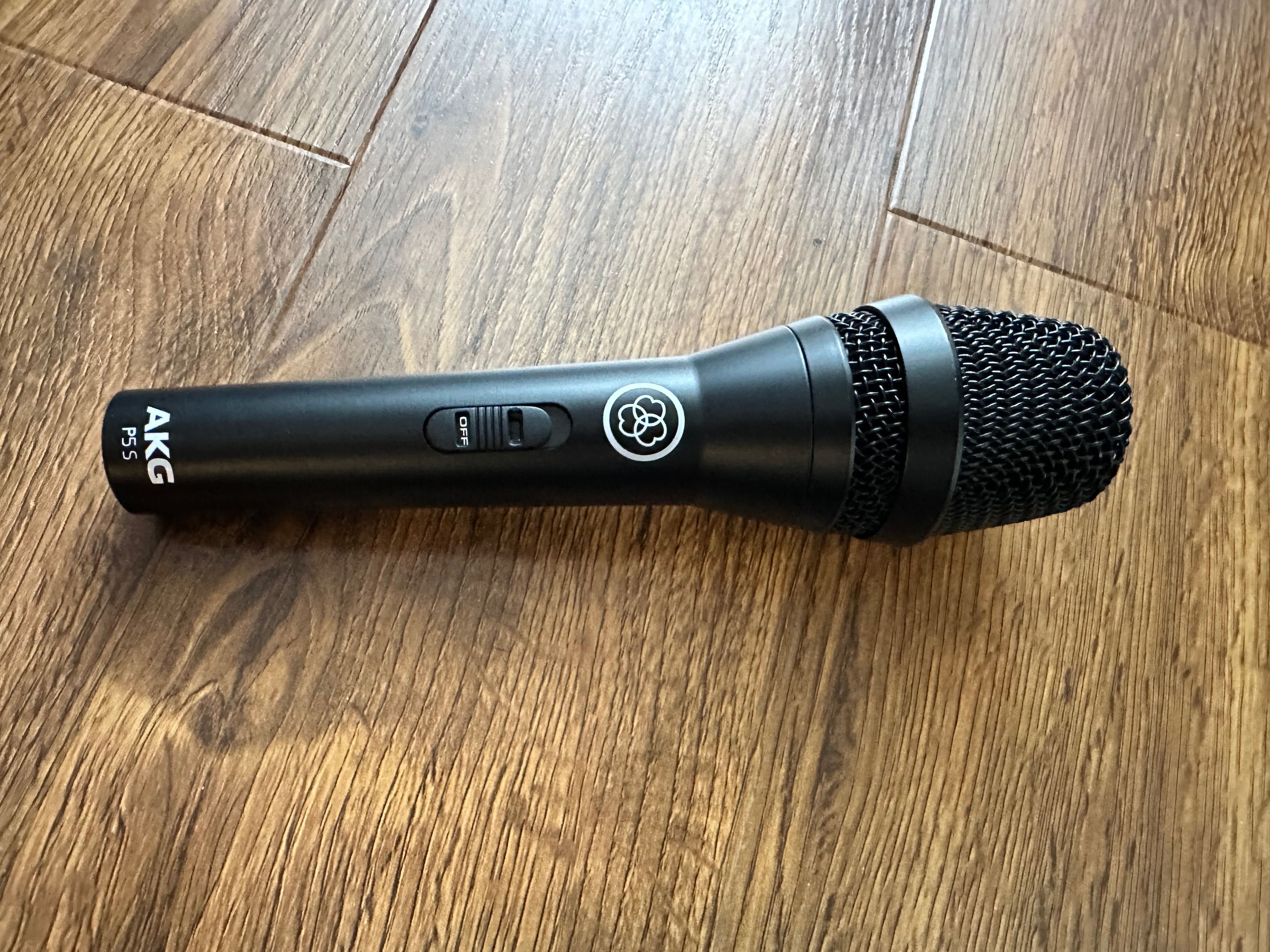 Sprzedaję zestaw: gitara elektroakustyczna, wzmacniacz i mikrofon.