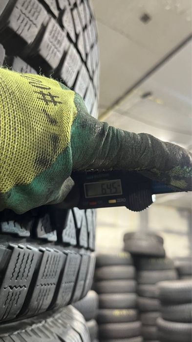 Пара зимової гуми 235/65/16с , Bridgestone
