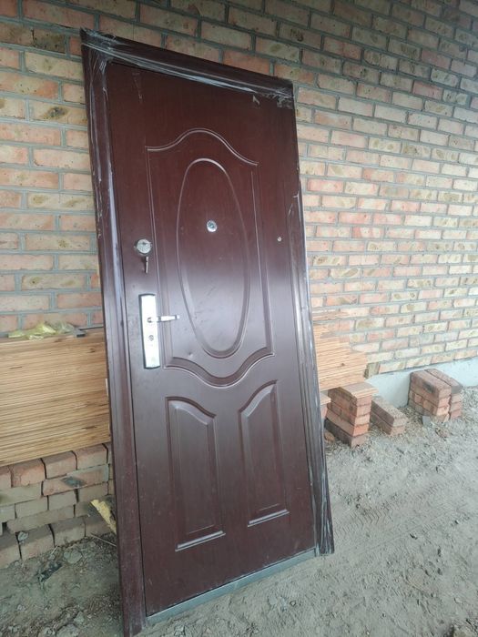 Двері вхідні металеві є 4 шт