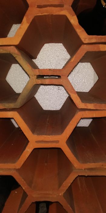 Garrafeira em tijolo triplo