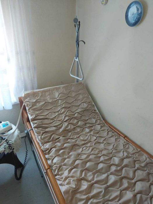 Łóżko rehabilitacyjne dla osoby chorej leżącej