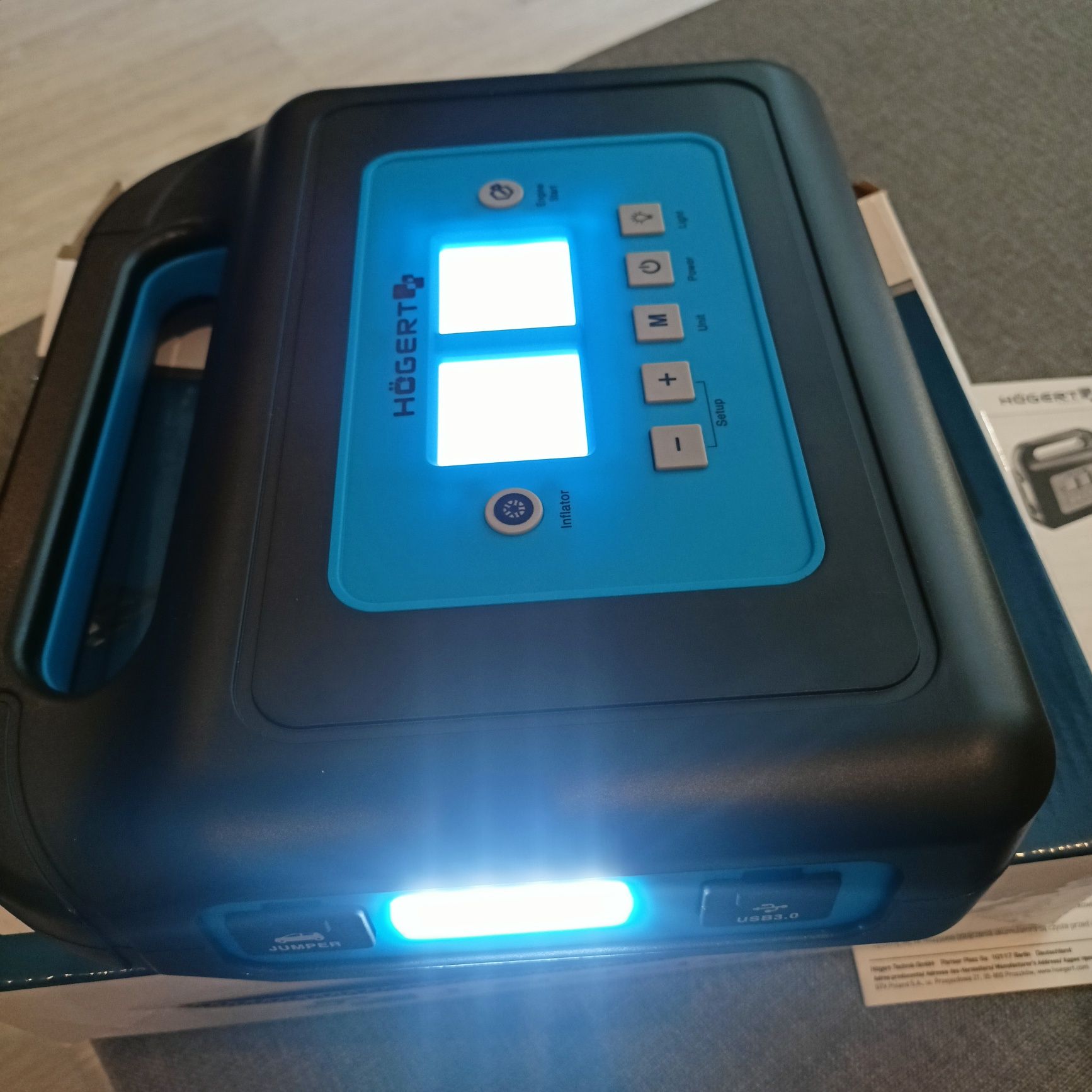 Urządzenie rozruchowe 400A z kompresorem, latarką i powerbankiem