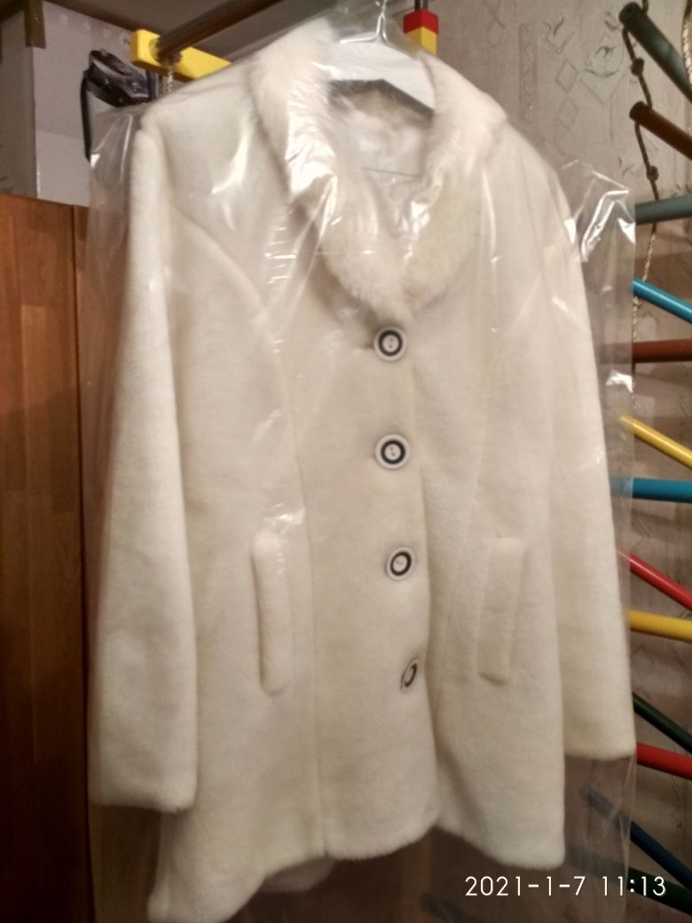 Шуба білосніжна , пальто , кардіган ( жіноча ) .