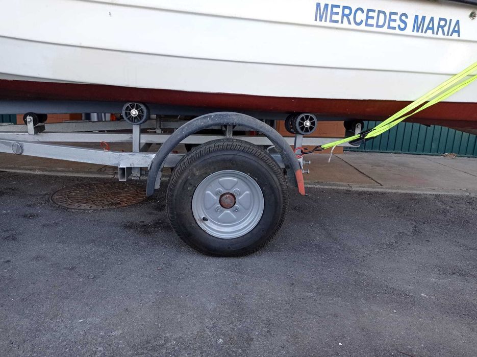 Embarcação de recreio 4,70m 25 HP e respectivo atrelado