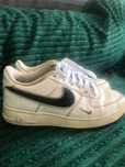 Tenis branco e preto marca Nike air