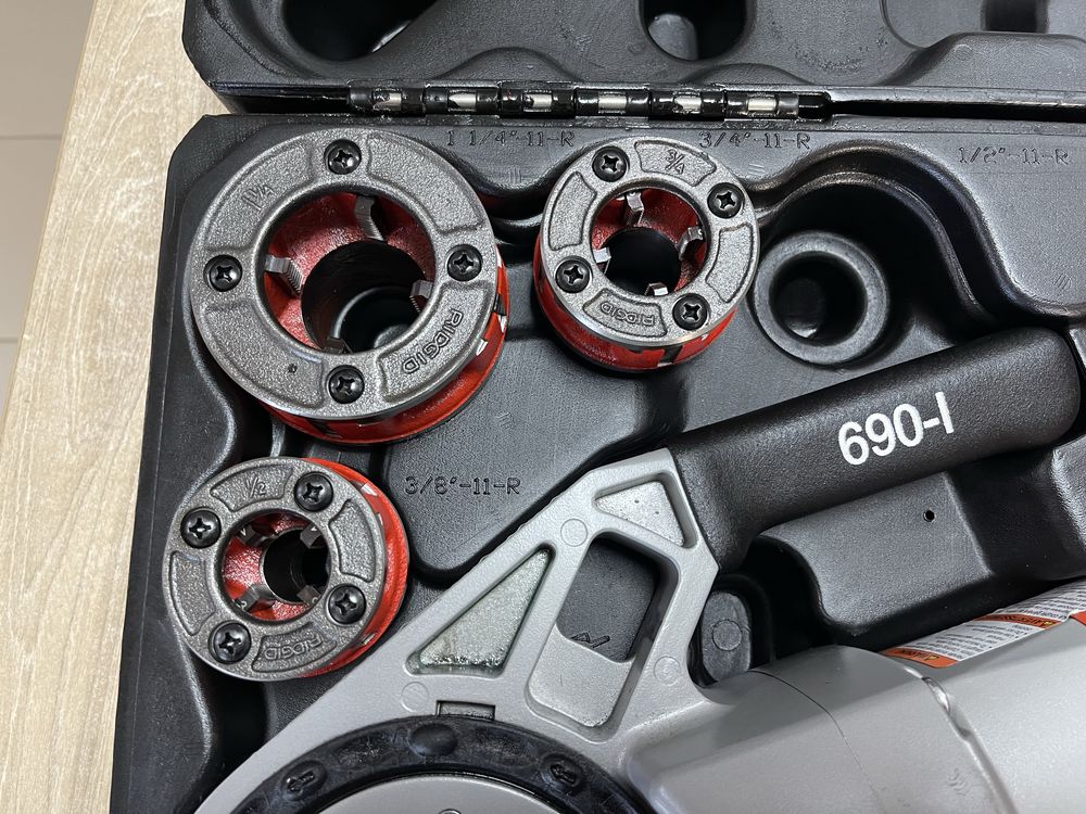 Ridgid 690-L / різьбонарізний клуп Ріджид