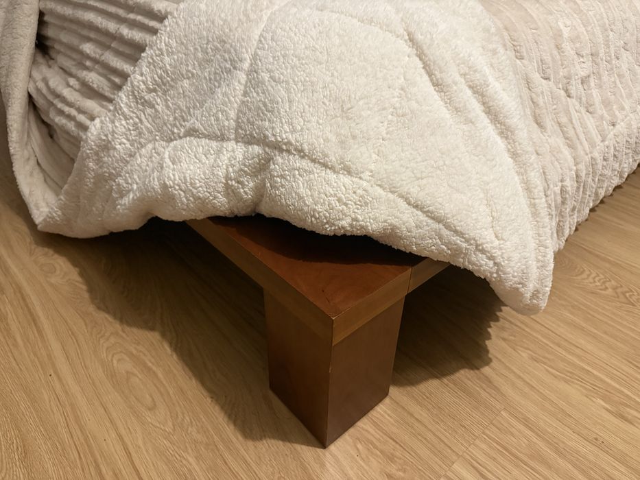 Quarto casal em madeira em bom estado