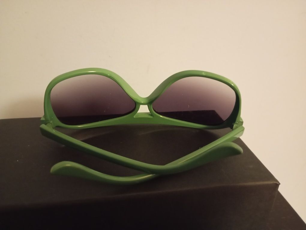 Óculos de sol em verde