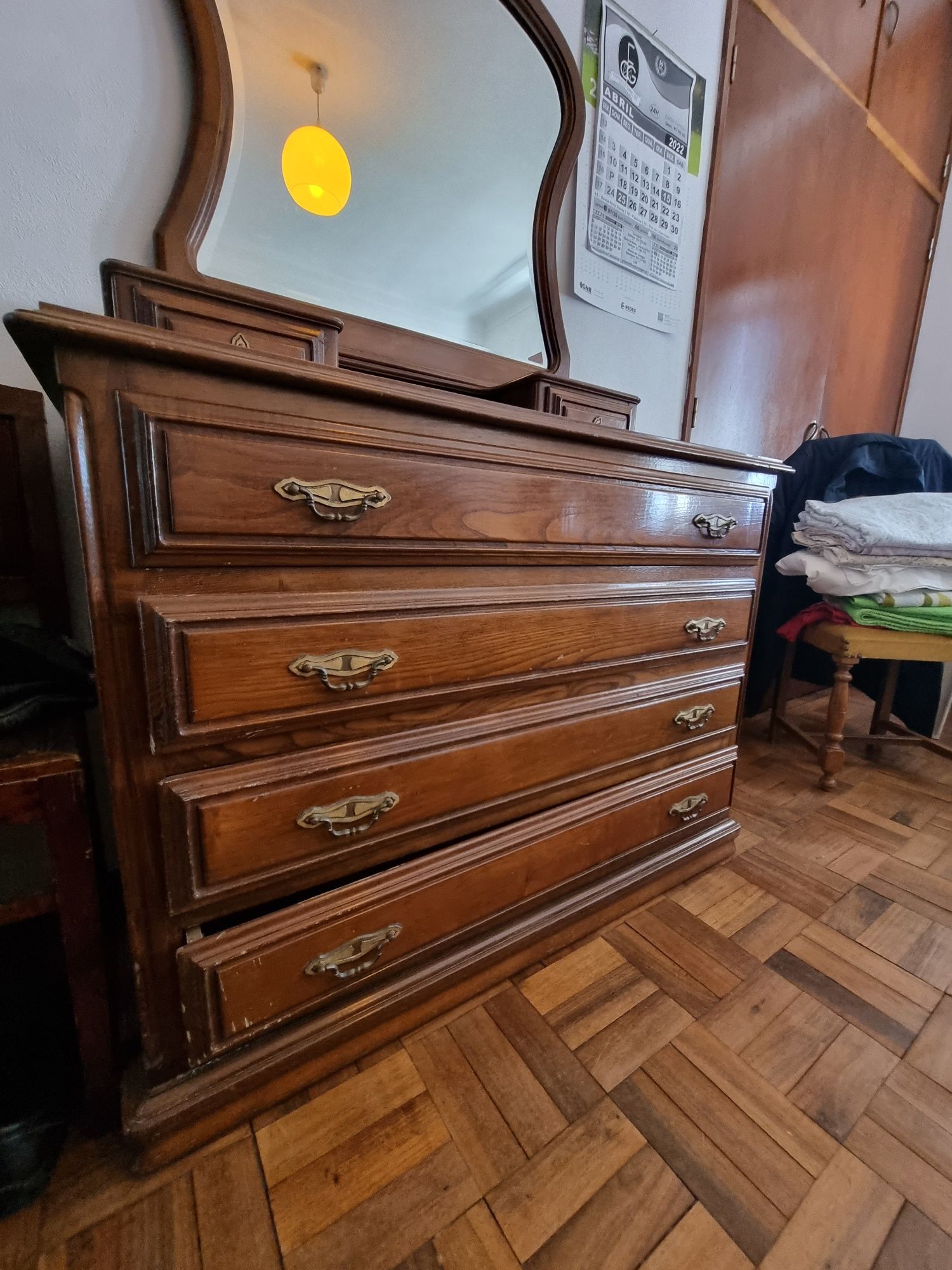 Quarto de casal com guarda vestidos