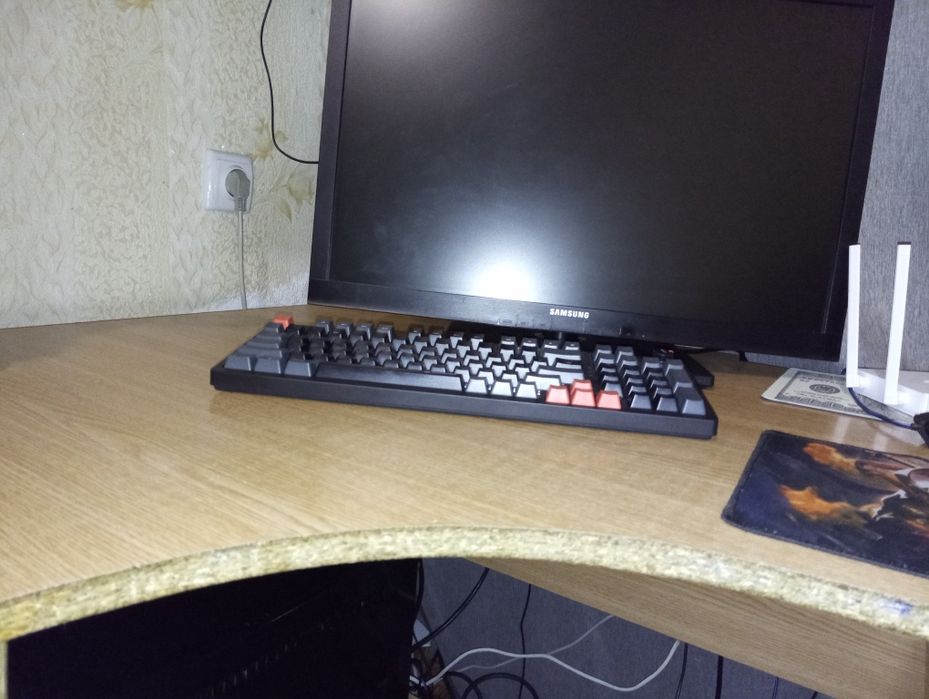 Продам комп'ютерний стіл.