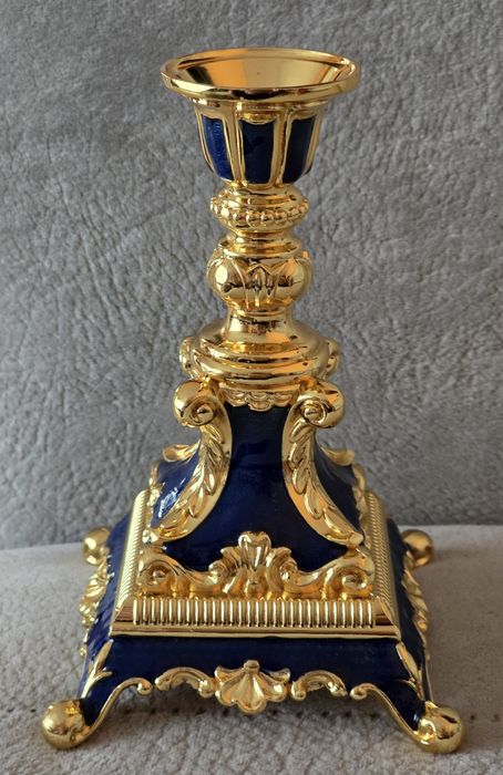 Piękny bogatozdobiony świecznik złocony emaliowany w stylu Faberge.